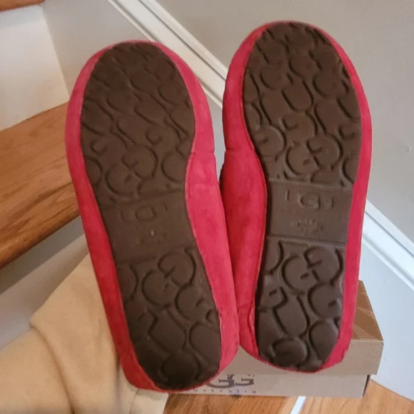 Women's UGG Red Slippers with Fuzzy Inside - Picture 4 of 5